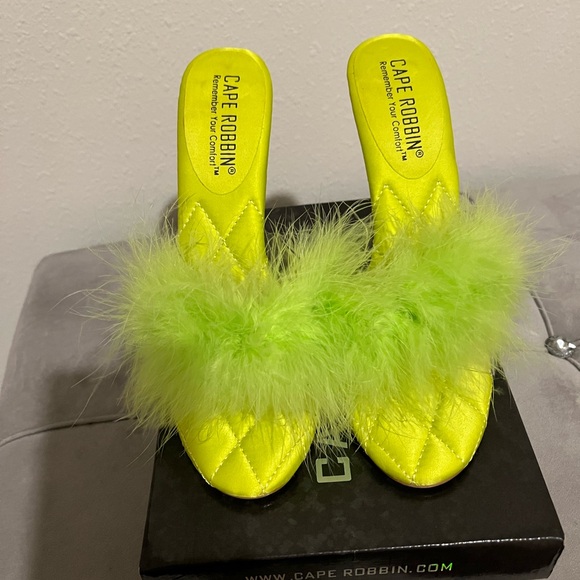 Cape Robbin Fuzzy Mules Size 6.5 - Picture 1 of 3